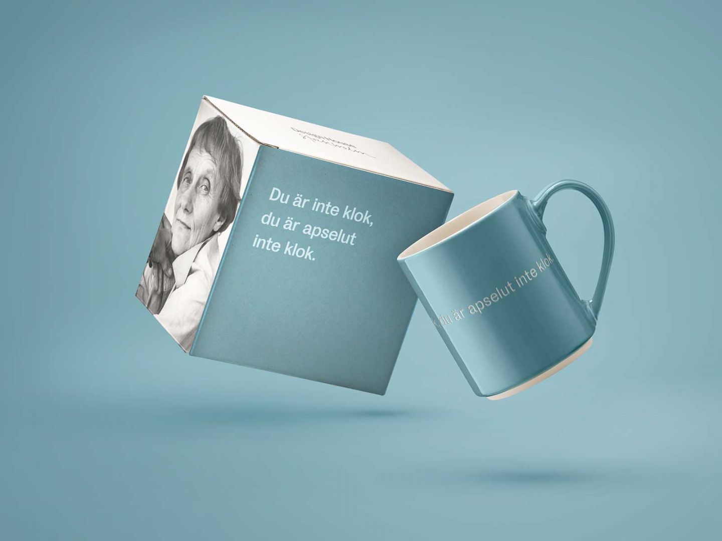 AL Mug 19, Ljus Gråblå (SV) Du är inte klok...